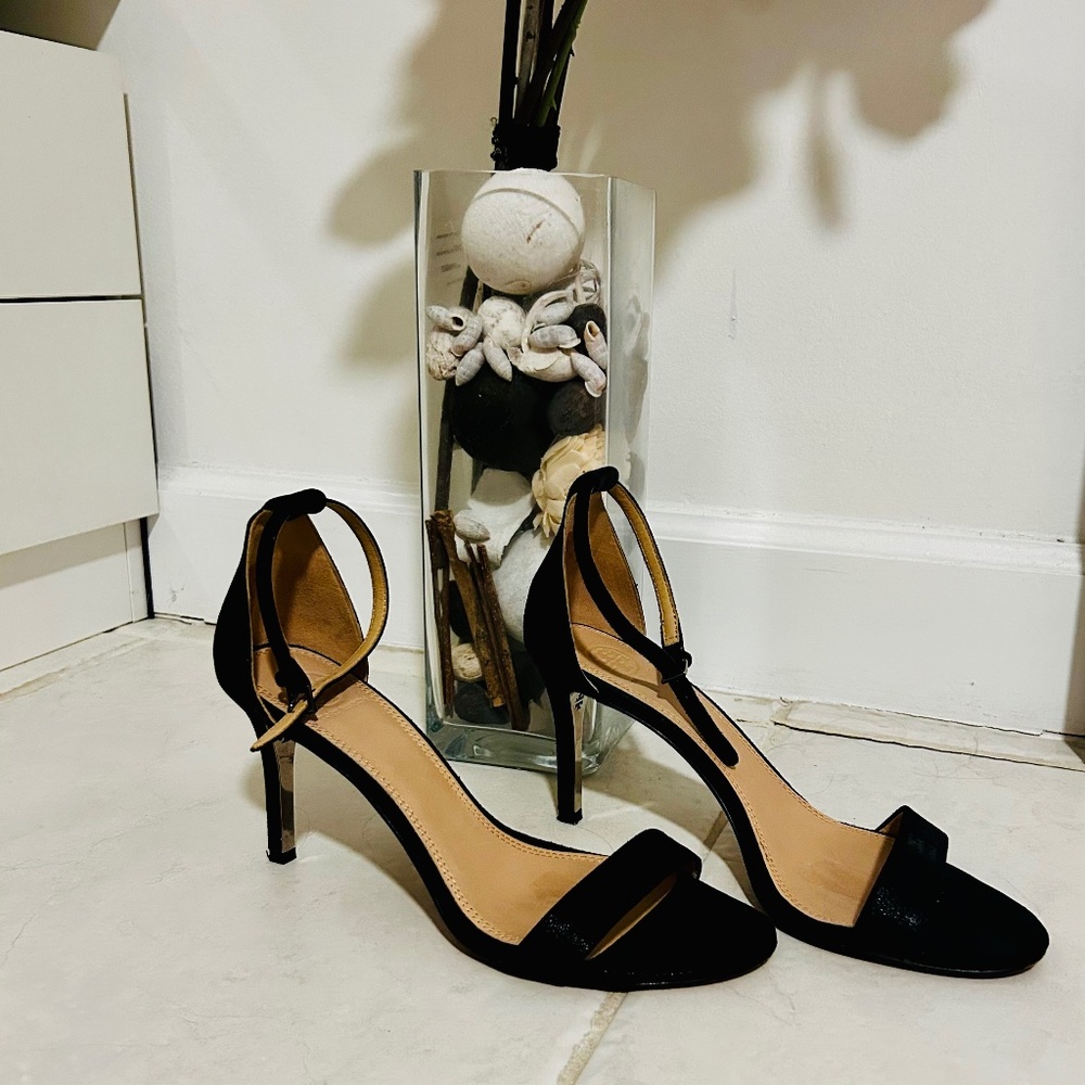 Tory Burch beautiful Suede Black Heels Sz 9.5